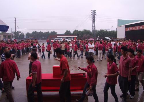 將軍企業(yè)，雨中為四川地震災(zāi)區(qū)捐款
(圖7)