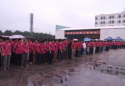 將軍企業(yè)，雨中為四川地震災(zāi)區(qū)捐款
(圖1)