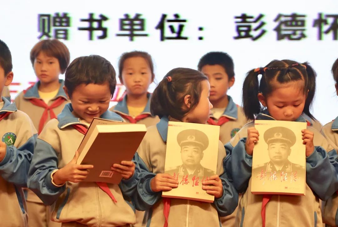彭德懷精神柱捐贈儀式暨大將軍愛心公益項目發布會完滿落幕！
(圖13)